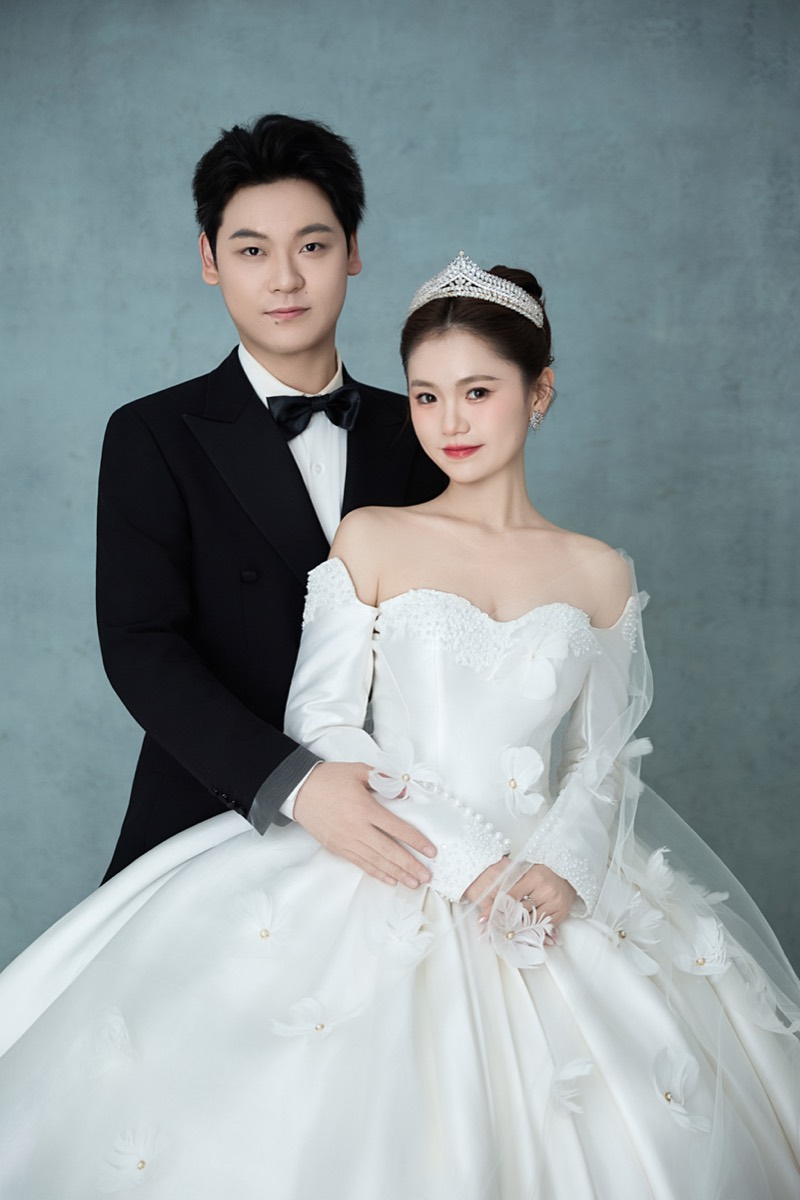影棚婚纱照 · 蓝色幕布合影