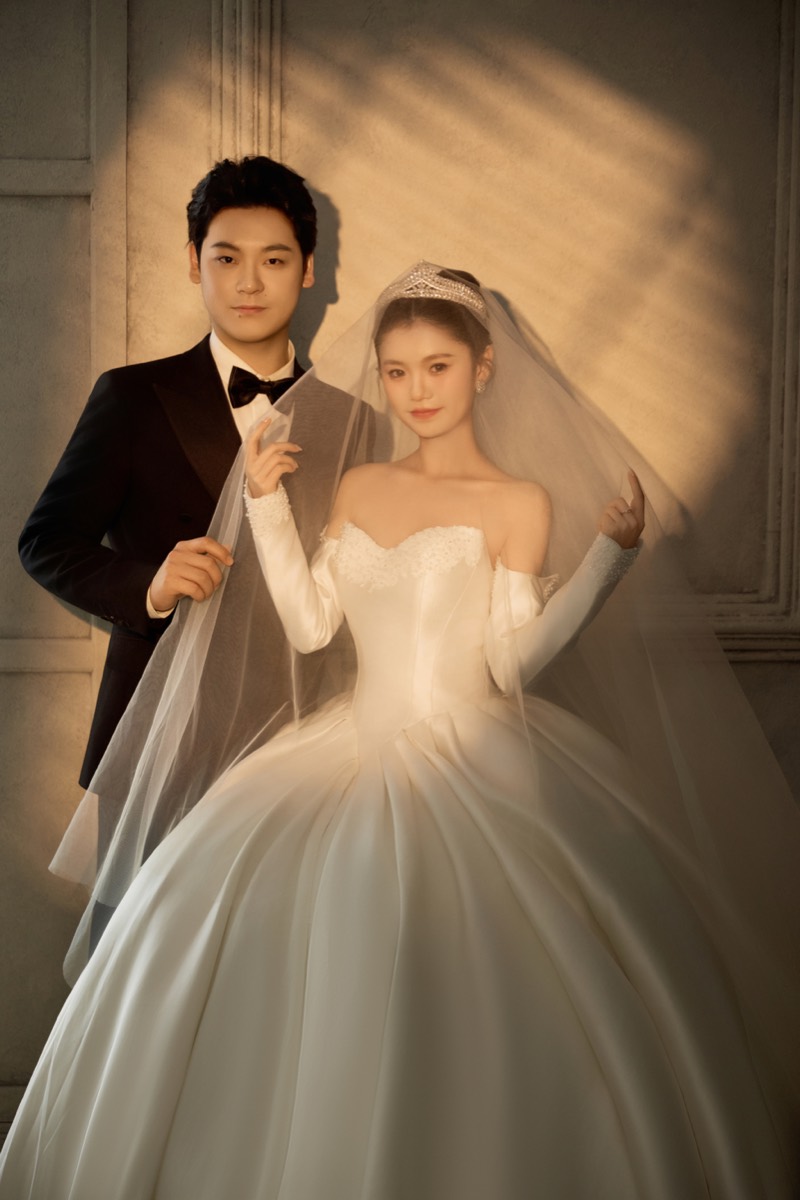 影棚婚纱照 · 光影下的合影