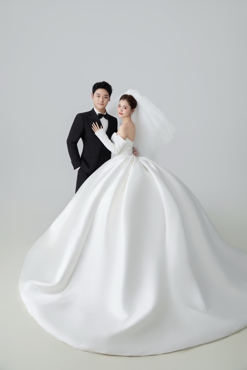 影棚婚纱照 · 白色礼服全身照
